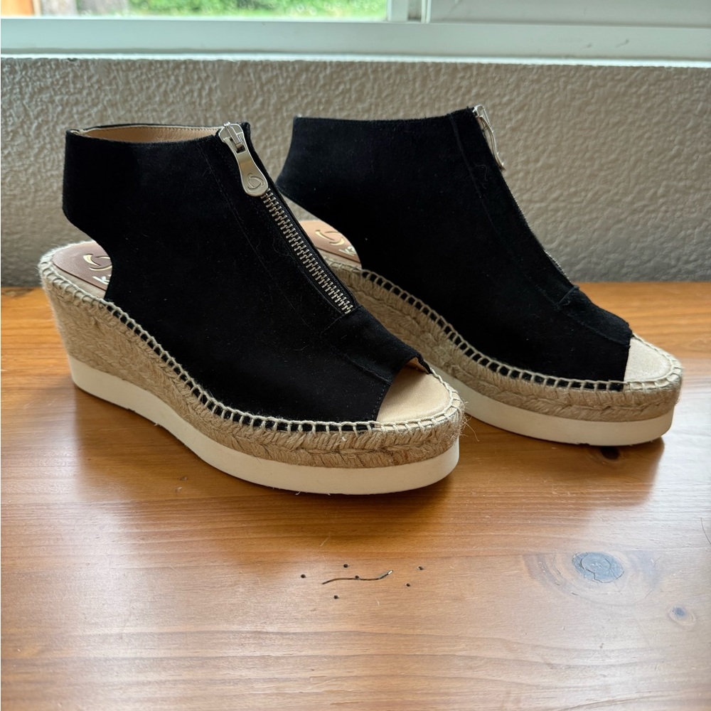 Stylish Black Wedge Sandals